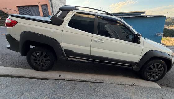 FIAT STRADA 1.8 MPI ADVENTURE CD 16V FLEX 3P MANUAL FIAT STRADA 1.8 MPI ADVENTURE CD 16V FLEX 3P MANUAL